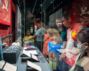 Hà Nội mưa trong dịp lễ giỗ Tổ, đi chơi đâu không lo bị ướt