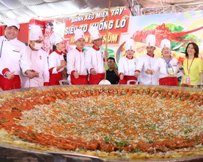 Phát bánh xèo ‘siêu to khổng lồ’ nhân tôm hùm đãi du khách