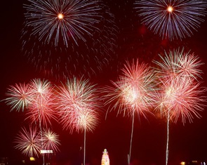 Hàng vạn người dân chen chân xem pháo hoa dịp giỗ Tổ Hùng Vương