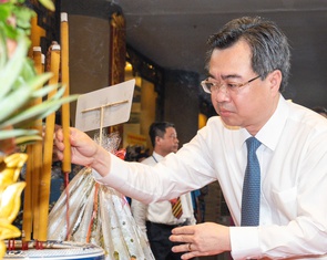 Lãnh đạo TP.HCM dâng hương giỗ Tổ Hùng Vương tại Đền tưởng niệm các Vua Hùng