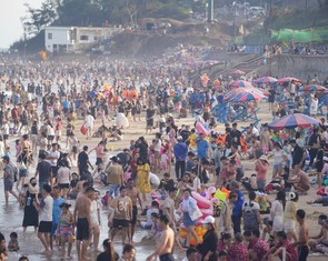 Bãi biển đông nghẹt, doanh thu du lịch Bà Rịa - Vũng Tàu đạt bao nhiêu dịp giỗ Tổ?