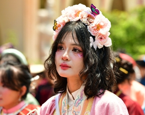 Hàng trăm sinh viên diện cổ phục, dâng hoa sen lên các Vua Hùng