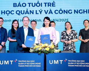 Sinh viên Trường đại học Quản lý và Công nghệ TP.HCM học tại báo Tuổi Trẻ