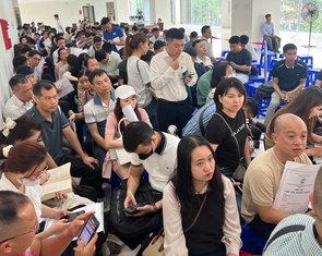 Hà Nội lý giải việc dân xếp hàng dài từ rạng sáng để xử lý thủ tục hành chính