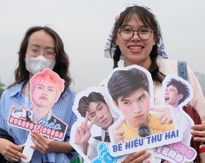 Hàng nghìn người trẻ đổ về sân Mỹ Đình 'đu' Anh trai say hi đêm cuối