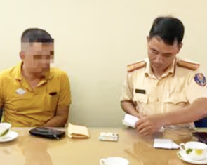 Mở cửa xe buýt đập vào người đi xe máy, mở thêm lần nữa đe dọa, cuối cùng... nhận phạt