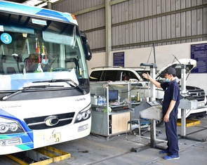 Áp quy chuẩn khí thải ô tô mới cần phải đi đôi với siết kiểm định