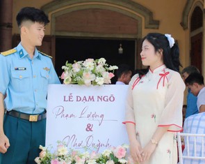 Tạm biệt TP.HCM, chiến sĩ bưng tráp dạm ngõ 'hậu phương' sau khi hoàn thành lễ diễu binh 30-4