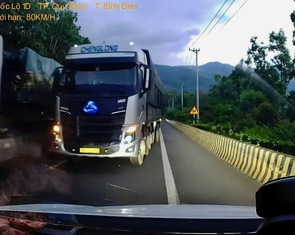 Tài xế khiếp vía khi xe tải đối diện chạy ẩu, lấn làn