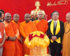 TP.HCM tiễn đoàn cung rước xá lợi Phật ra Hà Nội