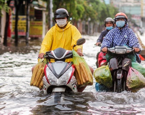 Đường Nguyễn Văn Khối vừa khởi công từng ngập đến yên xe