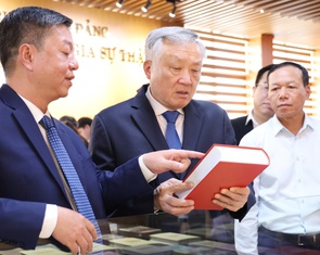 Phó thủ tướng Nguyễn Hòa Bình dự ra mắt tủ sách điện tử Chủ tịch Hồ Chí Minh