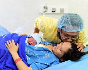 Bộ Chính trị: Nghiên cứu ban hành các chính sách hỗ trợ cho phụ nữ sinh đủ hai con trước 35 tuổi