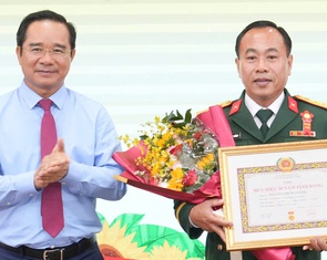 Chủ tịch UBND TP.HCM Nguyễn Văn Được trao Huy hiệu Đảng tại quận 1