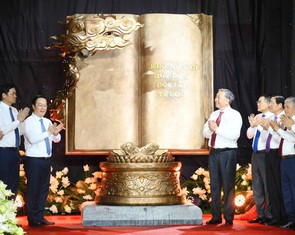 Tổng Bí thư Tô Lâm tặng tác phẩm 'Việt Nam - những trang sử vàng' cho Khu di tích Kim Liên