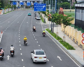 Cứ hai phút có hàng chục xe máy chạy 'lố' vào đường cấm, đoạn trước nhà ga T3 sân bay Tân Sơn Nhất