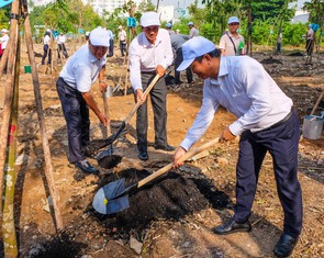Trồng hơn 100 cây xanh, tăng mảng xanh cho công viên Khánh Hội