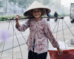 Trưởng thôn làng Nủ, ngoại Sáu bán bánh mì là tấm gương bình dị mà cao quý