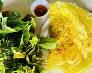 Lên núi Cấm ăn bánh xèo rau rừng đầu mùa mưa
