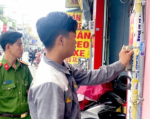 Lần theo tờ rơi, Công an TP.HCM nỗ lực xóa quảng cáo bẩn, tín dụng đen