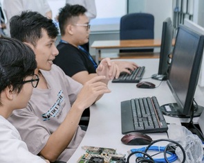 Trường giảm mạnh học bổng khuyến khích học tập, sinh viên nói trường 'không minh bạch'