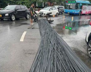 Để bó sắt dài rơi xuống đường gây ùn ứ cầu Chương Dương, tài xế ô tô bị xử lý
