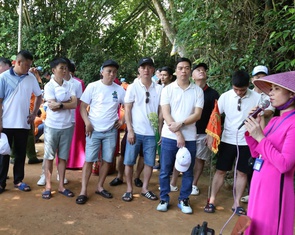 Người con muôn nẻo quê hương về Kim Liên dịp sinh nhật Bác