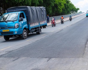 Khắc phục vệt hằn lún, rạn nứt tại cầu Tăng Long