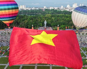 Cờ Tổ quốc 2.025m² tung bay trên quảng trường Hồ Chí Minh