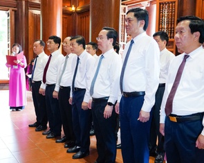 Lãnh đạo tỉnh Nghệ An dâng hoa, dâng hương tưởng niệm Chủ tịch Hồ Chí Minh