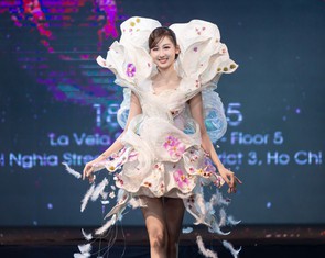 Mặc hoa lá lên sàn diễn thời trang