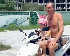 Du khách nước ngoài chạy xe máy buông tay, để em bé cầm lái trên đường ở Phú Quốc