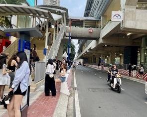 Chụp ảnh ở metro: Đừng chắn lối, chặn cửa tàu