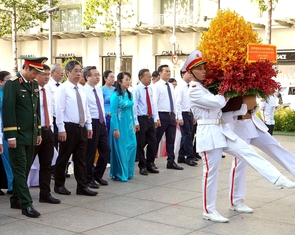 Lãnh đạo TP.HCM dâng hoa tưởng niệm Chủ tịch Hồ Chí Minh