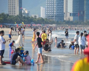 Khách kín 'bãi biển đẹp nhất hành tinh', khách sạn Đà Nẵng đạt công suất ít thấy