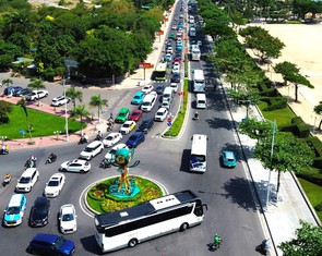 Nhiều tuyến đường ở Nha Trang đông nghẹt xe, du khách ùn ùn đổ về bến tàu du lịch