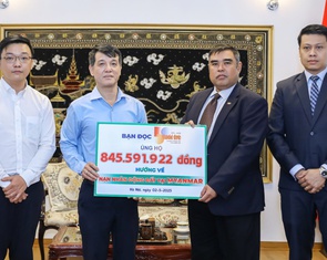 Đại diện sứ quán Myanmar cảm kích nhận 845 triệu đồng bạn đọc Tuổi Trẻ ủng hộ sau động đất