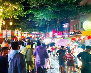 Du khách che dù, mặc áo mưa đi chơi lễ 30-4 ở Phú Quốc