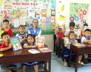 Vun bồi tình yêu sách cho bạn nhỏ Trường Sa