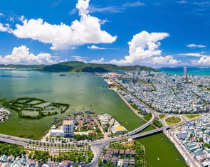 Thành phố Quy Nhơn lộng lẫy nhìn từ trên cao, là nơi đi đâu ta cũng muốn quay về