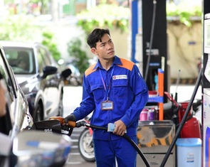 Giá xăng giảm nhỏ giọt