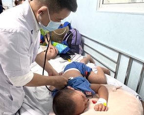 Ca mắc tay chân miệng, sốt xuất huyết tại TP.HCM tăng mạnh, nguy cơ dịch chồng dịch