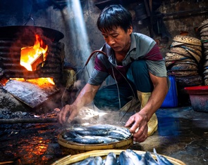 Nghề hấp cá, mực ở Quy Nhơn: Giữ lửa trong gian bếp nồng mùi biển