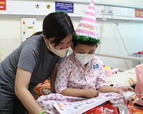 Bệnh nhi ung thư mừng sinh nhật trong bệnh viện, ước mơ khỏi bệnh thành bác sĩ