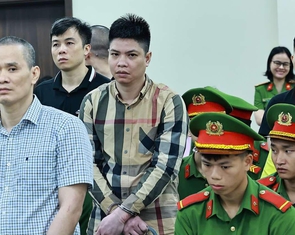 Cựu cán bộ công an khai dùng xe biển xanh chở đồ cho 'bà trùm', 'không biết là ma túy'