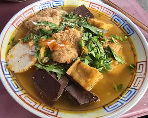 48 năm bún riêu nấu củi, ngày bán trăm tô, bún nhiều gấp đôi nơi khác