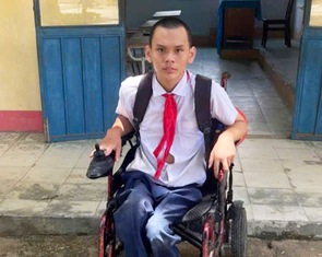 Học bổng Chắp cánh ước mơ: Bại liệt không thể ngăn bước chân đến trường