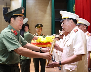 Công an An Giang trao quyết định nghỉ hưu cho 68 cán bộ, lãnh đạo