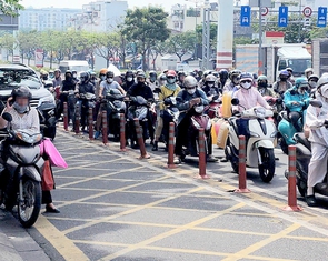 Vẫn dừng xe tại vạch mắt võng, có người dửng dưng khi được nhắc nhở