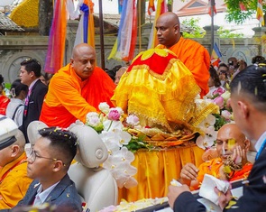 Hàng nghìn người 'đội mưa' đón xá lợi Đức Phật về chùa Phúc Sơn